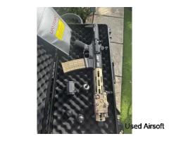 Ares Amoeba Honey Badger M4 AEG (ARES-AM-013-BK) + Adapters + Battery + Charger