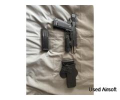 We 2011 gbb with retention holster and flash light - Image 3