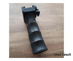 FAB Defense rubberised full hand vertical picatinny foregrip - Image 3