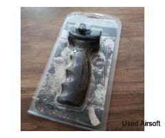 FAB Defense rubberised full hand vertical picatinny foregrip - Image 4