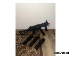 Heckler & Koch UMP Electric Airsoft Gun Black With Magazines And Battery - Image 2