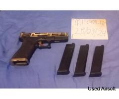 WE Glock 17 EU17 pistol with 3 magazines