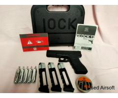 Umarex Glock 17 4.5mm CO2 air pistol with case, 3 mags, CO2 and ammo.