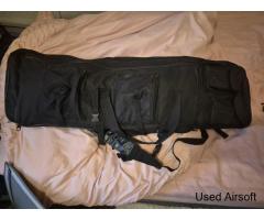 2 airsoft guns with bag.