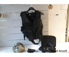 COMPLETE AIRSOFT PACK X2 1911 PISTOL + VEST + HELMET + HOLSTER... EXCELLENT CONDITION