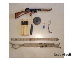 AIRSOFT M1A1 THOMPSON WW2 KIT WITH 4 STICK MAGAZINES, 1 DRUM MAGAZINE, + BATTERY