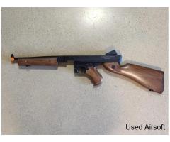 AIRSOFT M1A1 THOMPSON WW2 KIT WITH 4 STICK MAGAZINES, 1 DRUM MAGAZINE, + BATTERY - Image 2
