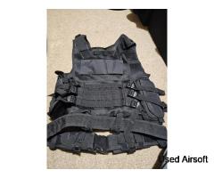 Light weight black tactical vest with belt attached - Image 3