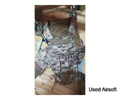 Large vest with pouches